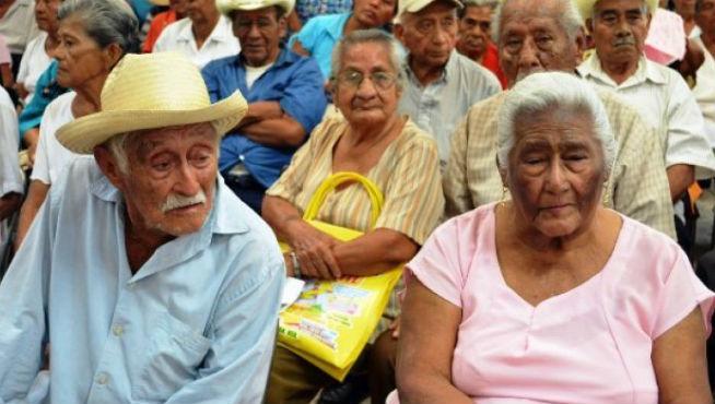 Presidente anuncia incremento de las pensiones para adultos mayores; en 2024 recibirán 6 mil pesos&nbsp;bimestrales