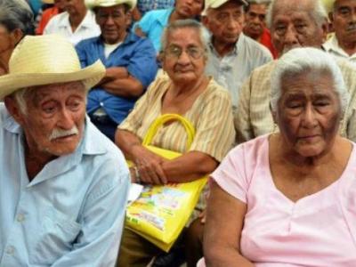 Presidente anuncia incremento de las pensiones para adultos mayores; en 2024 recibirán 6 mil pesos&nbsp;bimestrales