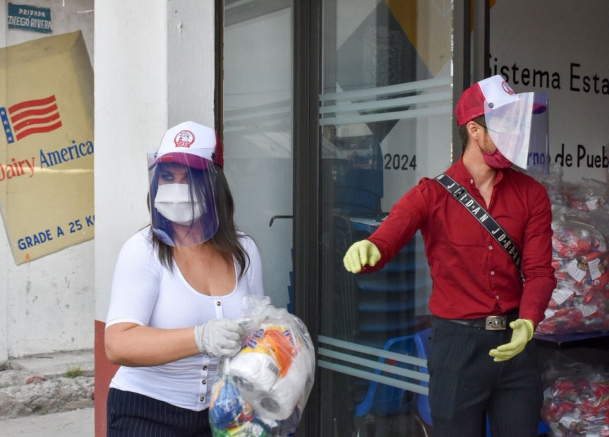 Norma Layón, entrega despensas a quien más lo necesita en&nbsp;Texmelucan